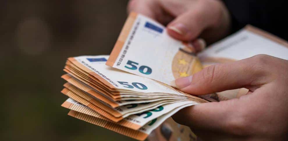 Lo que debes hacer con tu dinero ahora que bajan los tipos
