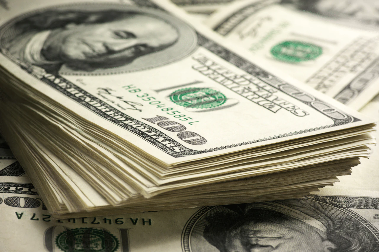 ¿Por qué se debilita el dólar a pesar de que EE. UU. va mejor que Europa?