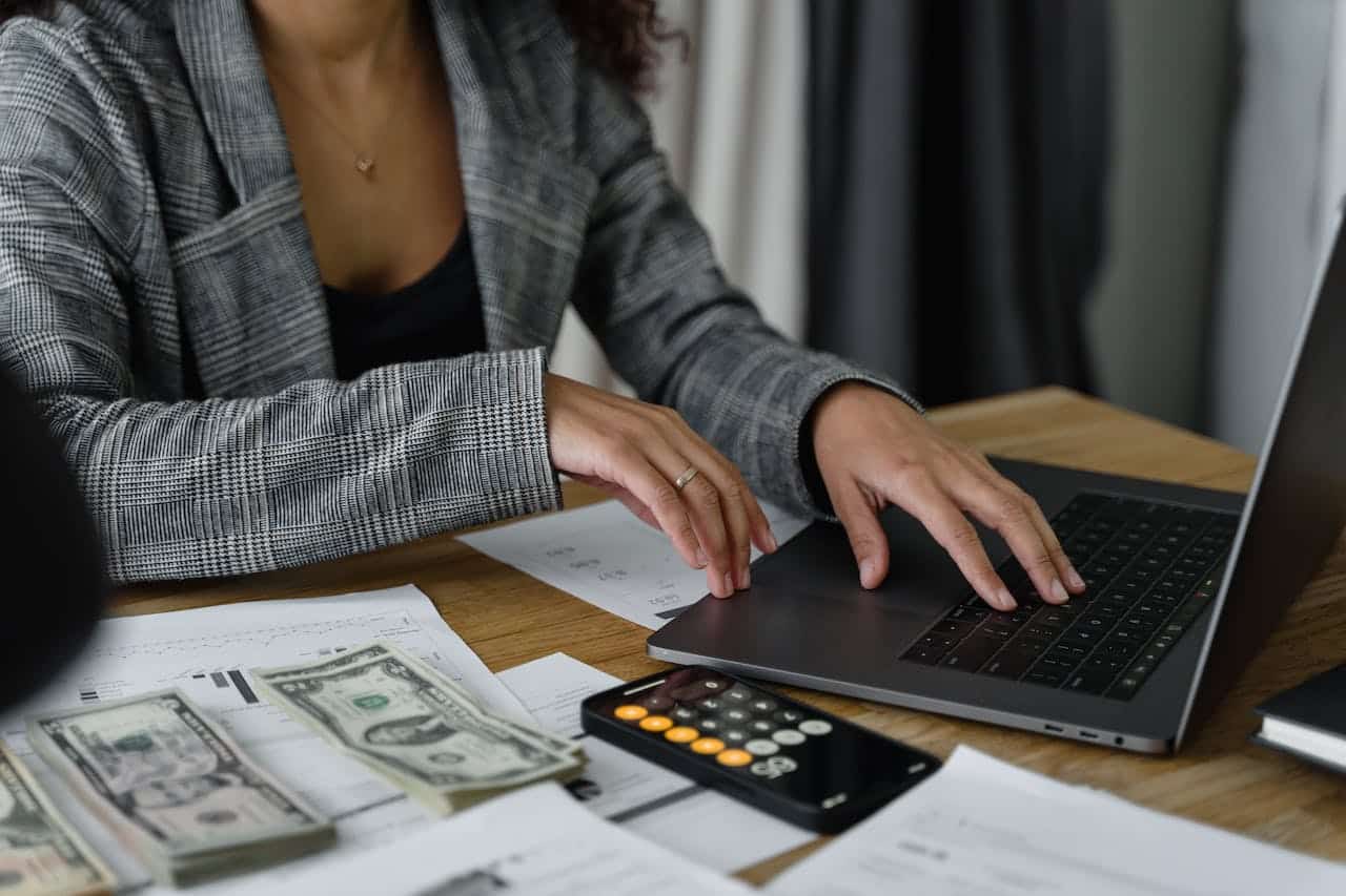 Qué hace un asesor financiero y por qué lo necesita