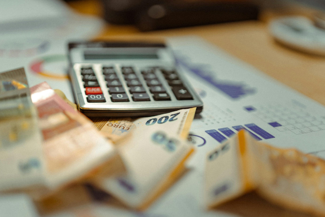 La evolución del precio del alquiler puede mover la dirección de los mercados en EEUU Calculadora y billetes de euro sobre una mesa